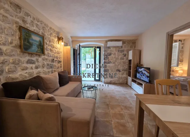 Rent, one bedroom apartment, 50m², Škaljari, Kotor