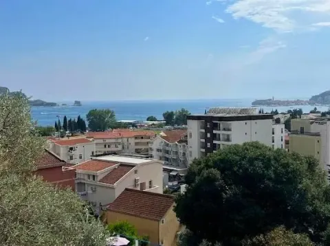 Pogled na more i stambene zgrade sa uzvišenja. - image 6