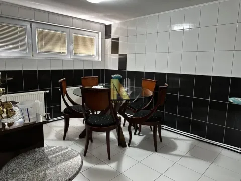 Trpezarija sa stolom, stolicama i keramičkim pločicama na zidovima. - image 20