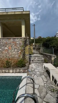 Eksterijer kuće sa bazenom i kamenim stepeništem. - image 14