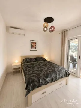 Namještena spavaća soba sa bračnim krevetom, noćnim stočićima i izlazom na terasu. - image 11