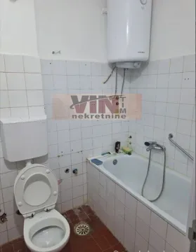 Starije opremljeno kupatilo sa kadom, wc šoljom i bojlerom. - image 11