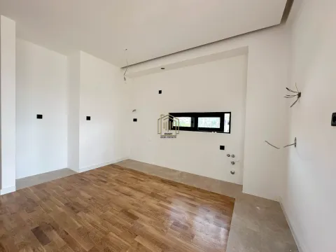 Izdavanje, poslovni prostor, 108m², City Kvart, Podgorica - image 2
