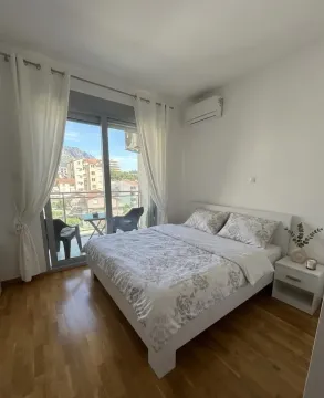 Svijetla spavaća soba sa bračnim krevetom i izlazom na terasu. - image 4