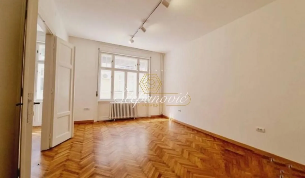 Izdavanje, četvorosoban stan, 115m², Centar, Novi Sad