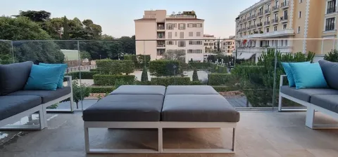 Prostrana terasa sa garniturom za sjedenje i pogledom na gradsko okruženje. - image 14