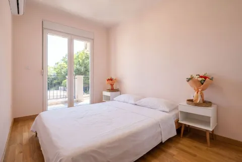 Rent, three bedroom apartment, 65m², Budva, Crna Gora - image 12