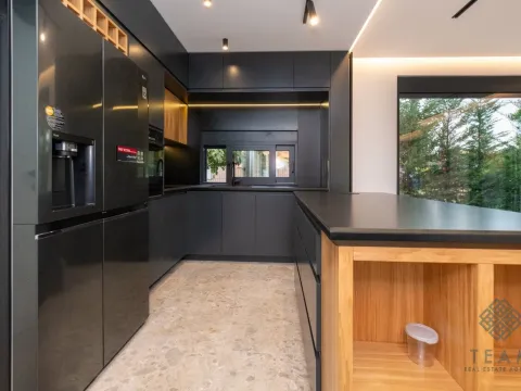 Izdavanje, kuća, 180m², Gornja Gorica, Podgorica - image 17