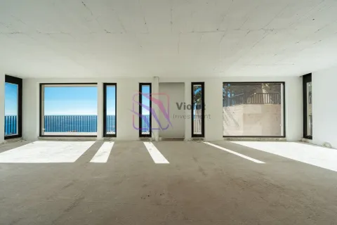 Nezavršen prostor u sivoj fazi sa velikim prozorima i pogledom na more. - image 14