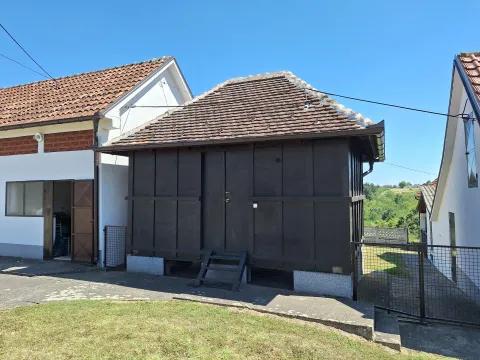 Pogled na dvorište sa pomoćnim objektom i okolnim kućama. - image 15