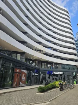Pogled na spoljašnjost moderne stambeno-poslovne zgrade sa terasama. - image 8
