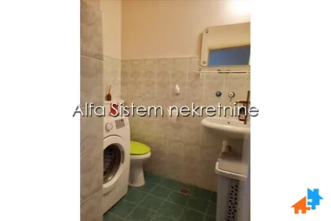 Kupatilo opremljeno sanitarijama, umivaonikom, ogledalom i veš mašinom. - image 13