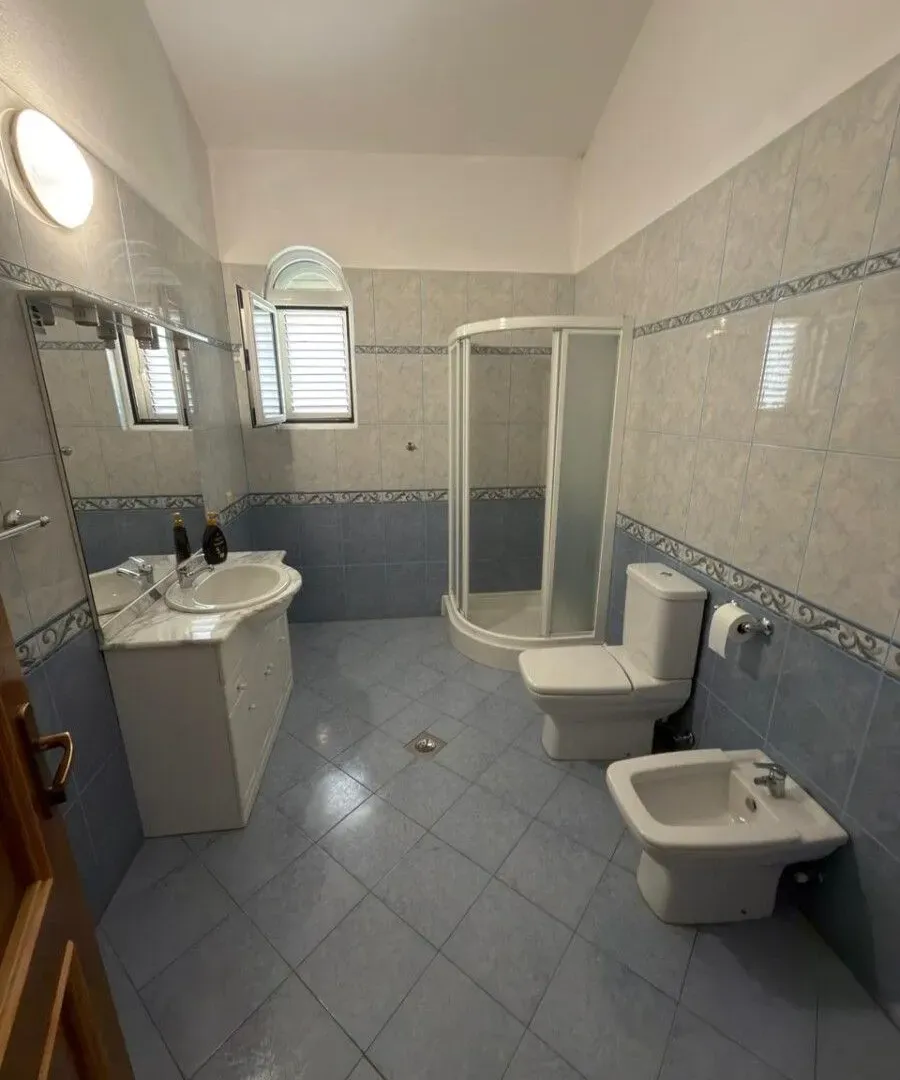 Rent, house, 450m², Zlatica, Podgorica