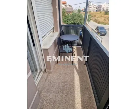 Nameštena terasa sa stolom i stolicama i pogledom na ulicu. - image 13