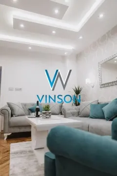 Dnevna soba sa garniturom i spuštenim plafonom sa ugradnom rasvetom. - image 3
