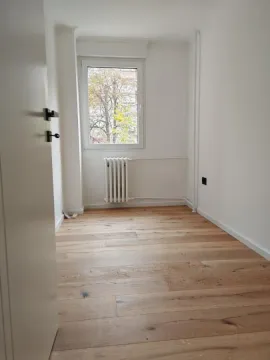 Prazna soba sa drvenim podom i prozorom. - image 4