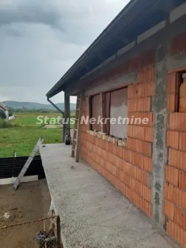 Spoljašnji izgled kuće u izgradnji sa terasom i okolnim dvorištem. - image 9