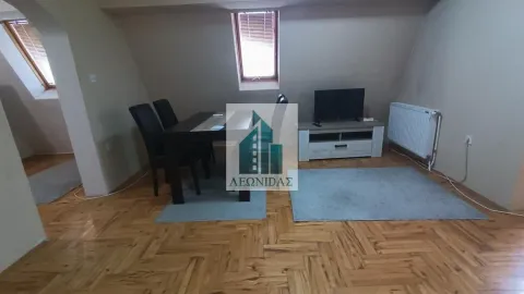 Dnevni boravak sa trpezarijskim stolom i stolicama ispod krovnih prozora. - image 2