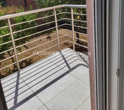 Balkon sa metalnom ogradom i pogledom na dvorište. - image 7