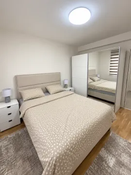 Udobna spavaća soba sa bračnim krevetom, noćnim stočićima i velikim garderoberom sa ogledalom. - image 6