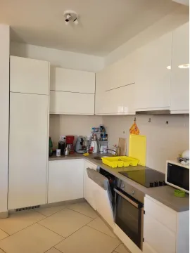 Moderna bijela kuhinja sa ugradnim uređajima i radnom površinom. - image 4