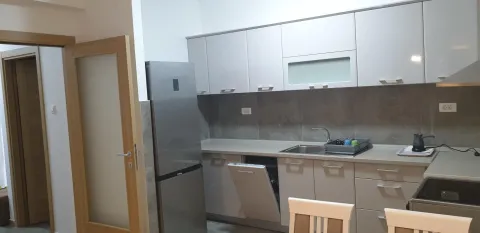 Svijetla i funkcionalna kuhinja sa modernim elementima. - image 4