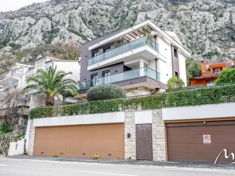 Sale, house, 210m², Dobrota, Kotor