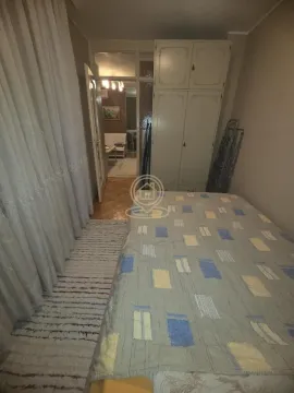 Manja spavaća soba sa krevetom i ugradnim ormarom. - image 10