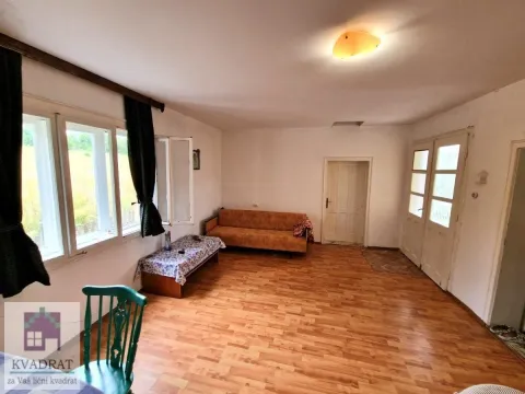 Dnevna soba sa drvenim podom, kaučem i prozorima. - image 9
