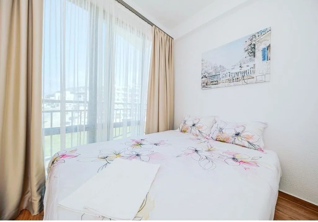 Bright bedroom with a double bed and access to the terrace.
