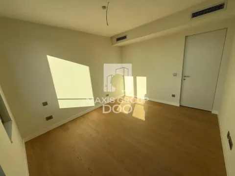 Prazna soba sa drvenim podom i belim zidovima. - image 3