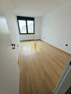 Prazna soba sa parketom i belim zidovima. - image 4