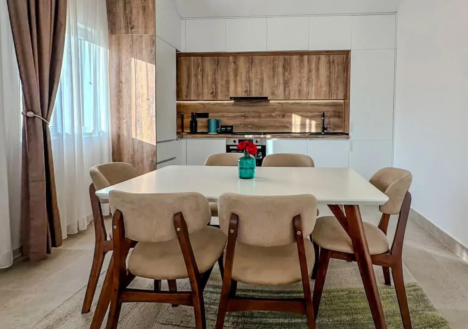 Izdavanje, dvosoban stan, 102m², Seljanovo, Tivat