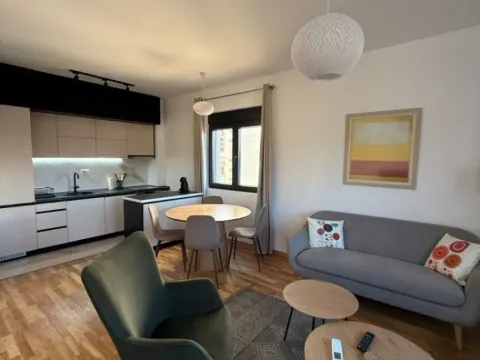 Izdavanje, dvosoban stan, 70m², City Kej, Podgorica