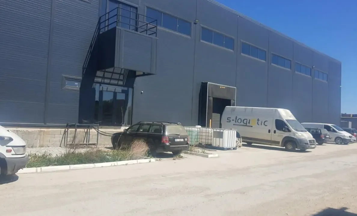 Izdavanje, poslovni prostor, 1000m², Zemun Ugrinovci, Zemun Sve Podlokacije