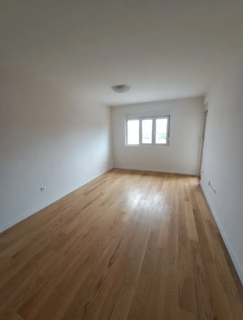 Izdavanje, dvosoban stan, 72m², Central Point, Podgorica