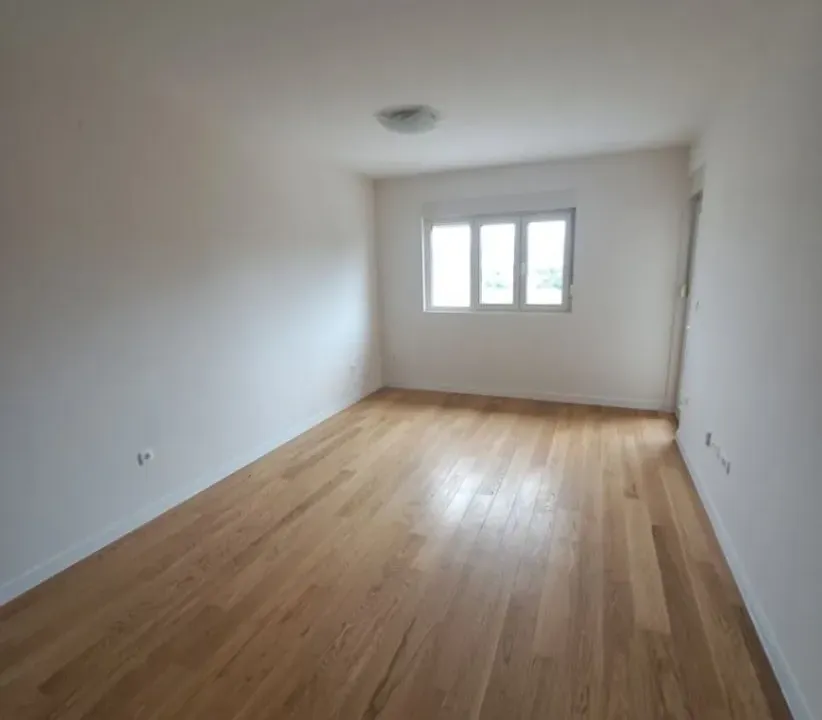 Izdavanje, dvosoban stan, 72m², Central Point, Podgorica