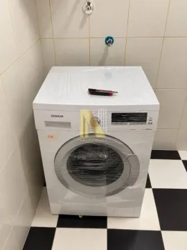 Nova veš mašina u kupatilu sa pločicama. - image 18