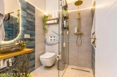 Moderno opremljeno kupatilo sa tuš kabinom, umivaonikom i wc šoljom. - image 17