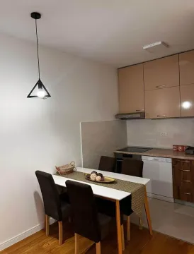 Manja kuhinja sa trpezarijskim stolom i stolicama. - image 3