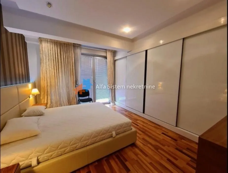 Izdavanje, trosoban stan, 130m², Stari Grad, Beograd