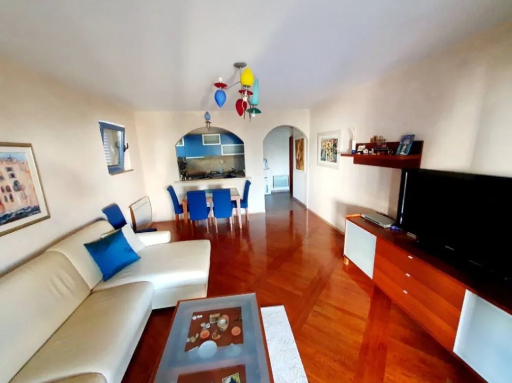 Izdavanje, dvosoban stan, 81m², Pržno, Budva