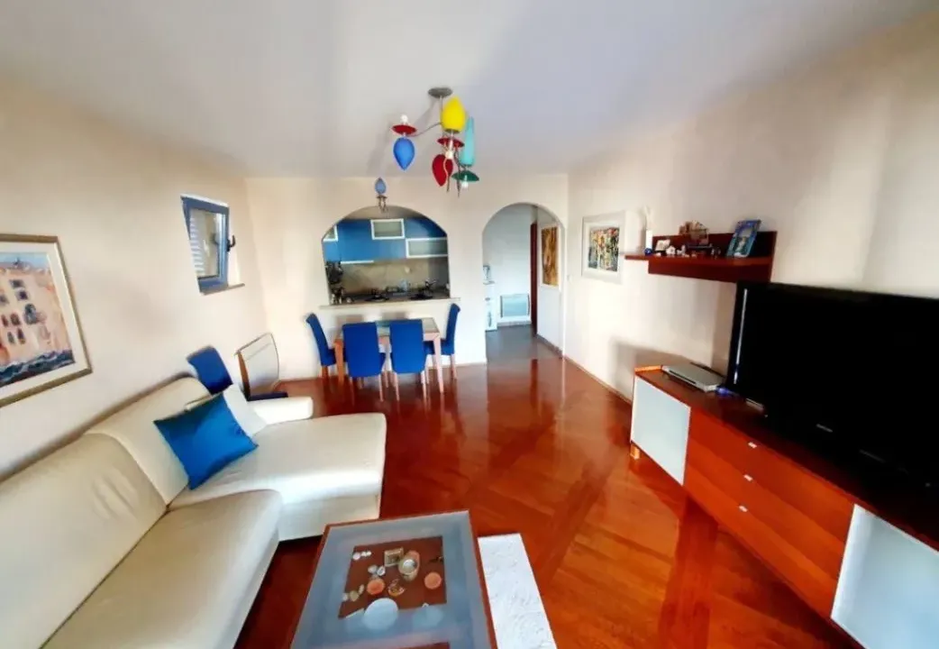 Izdavanje, dvosoban stan, 81m², Pržno, Budva