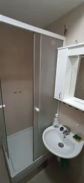 Manje kupatilo sa tuš kabinom i umivaonikom. - image 7