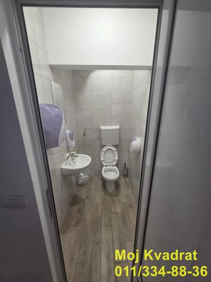 Small bathroom with a toilet and washbasin.