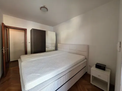 Spavaća soba sa bračnim krevetom, garderoberom i noćnim stočićem. - image 8
