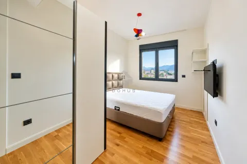 Namještena spavaća soba sa bračnim krevetom, garderoberom i televizorom. - image 9