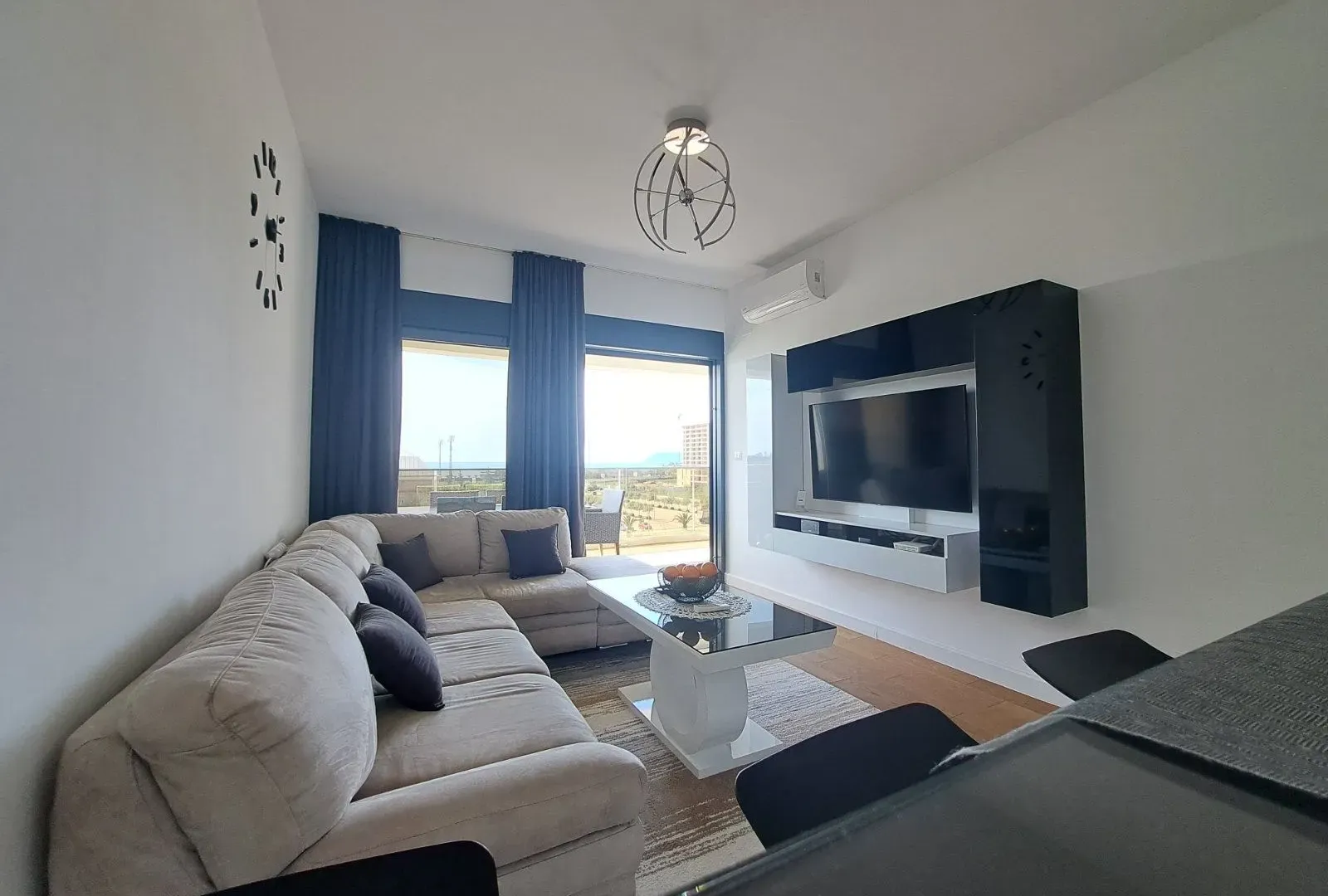 Izdavanje, jednosoban stan, 62m², Soho City, Bar