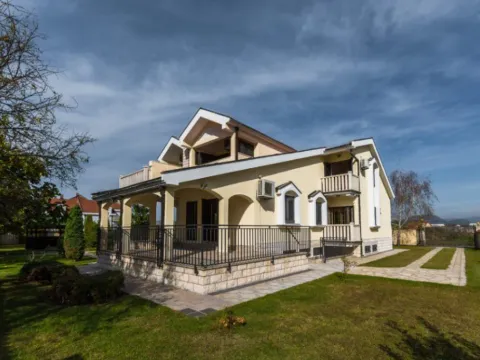 Izdavanje, kuća, 370m², Zabjelo, Podgorica - image 10