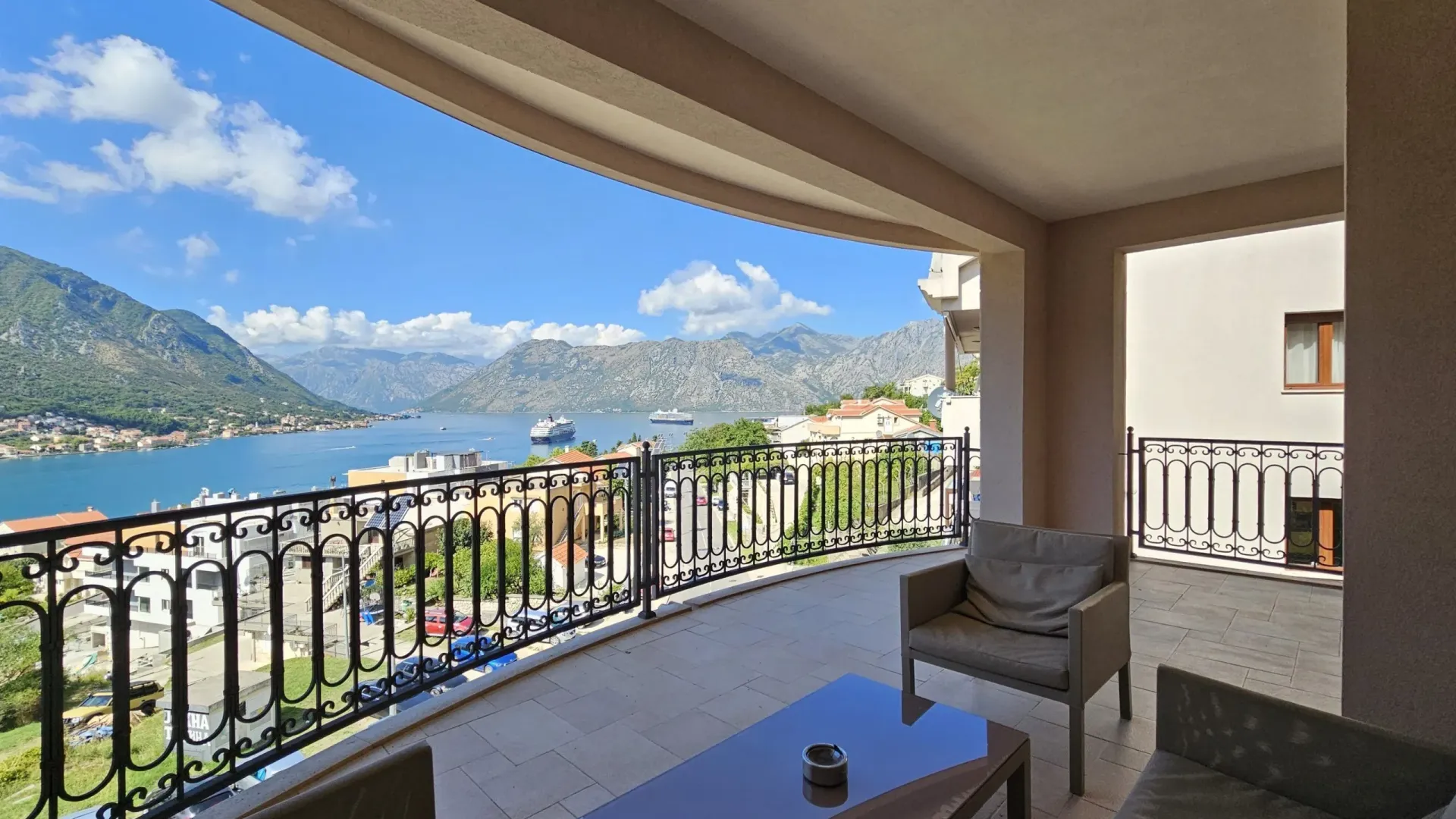 Prodaja, dvosoban stan, 106m², Dobrota, Kotor